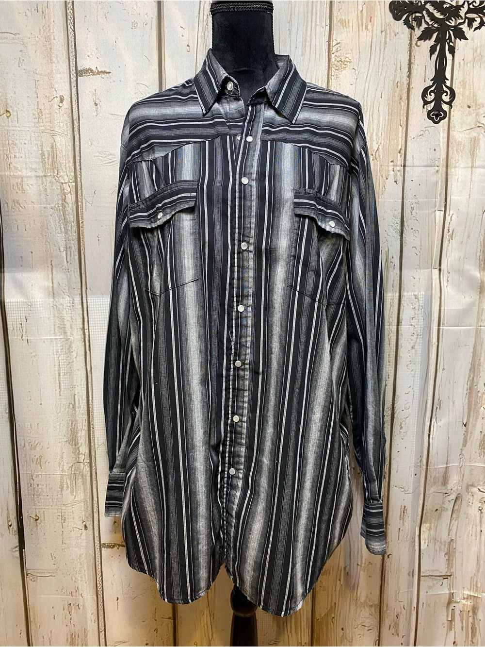 Men's Black and Gray Striped Long-Sleeve Shirt with Pearl Snap Front Sz-LT